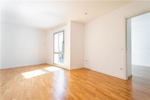 Appartement avec salon, kitchenette, buanderie, 1 chambre, armoire, 1 salle de bain en suite, parquet, climatisation chaud/froid canalisé, double vitrage, possibilité d’espace de garage. Il dispose d’un service de soins infirmiers 24h/24, d’une bibli...