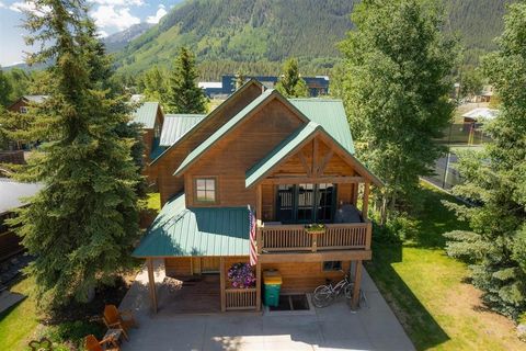 It is hard to believe that a private retreat exists so close to the center of the Town of Crested Butte, but 622 Elk provides just that. Don?t be fooled by the exterior ? this house has lots of space, 5 bedrooms, two living areas and three decks! Als...