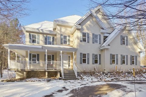 This beautiful property with big rooms is located only a few houses away from the walking trails and the lac des Dunes, in a quiet, upscale, seven house, cul-de-sac. Seven possibilities for bedrooms await your family (septic system for four). Profess...