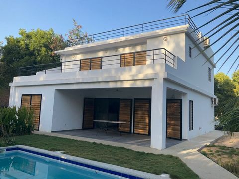 Villa 70 meters from the ocean, not overlooked on a plot of 810 m² with trees and swimming pool. Living area of 193 m² including on the ground floor living room, open-plan kitchen, 1 bedroom with its bathroom, 1 guest toilet and a utility room upstai...