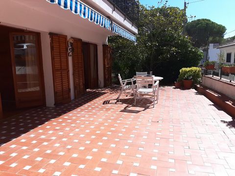 Appartement (60 m2) ligt in Llafranc, 300 m van het strand en het centrum van de stad. Begane grond met een groot terras. In het noordoosten van het Iberisch schiereiland, een meest perfecte mix van kleuren is wat je kunt vinden aan de Costa Brava va...