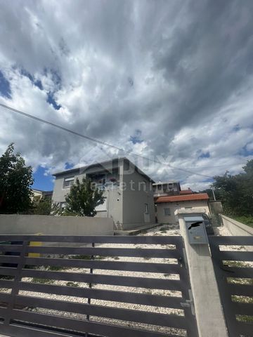 Location: Primorsko-goranska županija, Bakar, Škrljevo. RIJEKA, ŠKRLJEVO - an apartment with a garden and an auxiliary building. The first floor of the house is for sale. It is in nature a comfortable two-room apartment with a living room, especially...