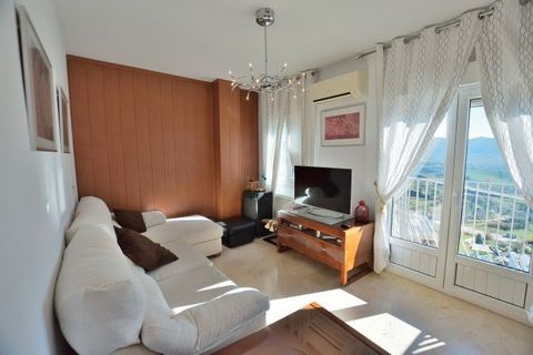 A great house very complete, comfortable and comfortable, very sunny and with beautiful views. It has a spacious living room from which to enjoy views of the Sierra, fully fitted and equipped kitchen (silestone worktop) and three bedrooms (all with f...