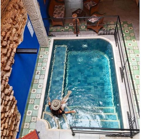 En venta hotel en el Centro Histórico; funciona en Casona de estilo republicano recuperada con más de 150 años de historia. se encuentra ubicada en el Centro Histórico de la cuidad de Santa Marta en el CaribeColombiano. Consta de 9 habitaciones pisci...