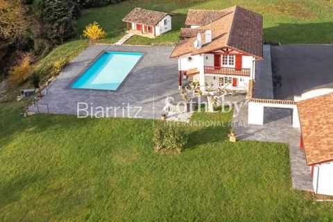 Arcangues, located in a beautiful, quiet, and green environment just a few minutes from Biarritz and its beaches, this superb Basque-style villa of approximately 220m² has been renovated to offer the utmost comfort. The house is nestled in a green se...