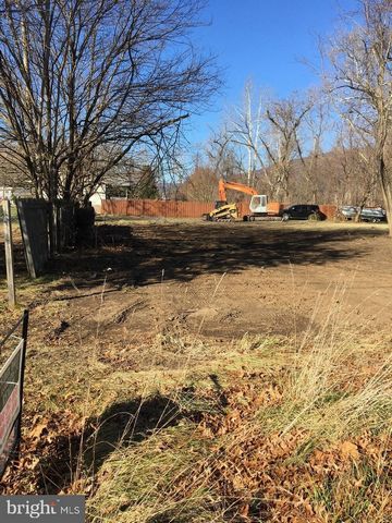 5 adjacent deeded lots in Keyser. Should support 5 single family homes OR 2 duplexes (4 units) plus one single family detached OR Manufactured Home (Tiny Home?) Community in Keyser WV with North Fork Potomac River access. Flat parcel that should supp...