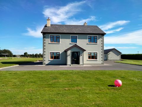 Stunning 4 Bedroom House For Sale in Derrymore Tullamore County Offaly Ireland Esales Property ID: es5553979 Property Location Derrymore, Blueball Tullamore Offaly R35D920 Ireland BER rating C2 Property Details Immerse Yourself in Tranquility: Discov...