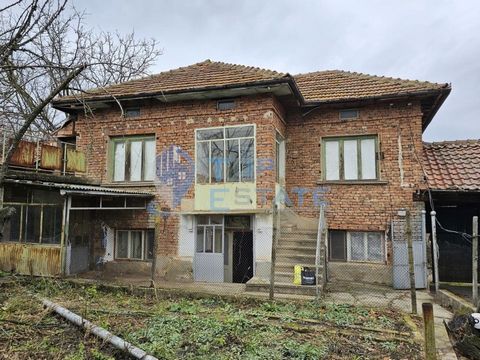 Top Estate Real Estate offers you a two-storey brick house with outbuildings and an internal toilet in the village of Kozlovets. The first floor consists of a living room with a sink, a bedroom and a bathroom with toilet, and the second floor, which ...