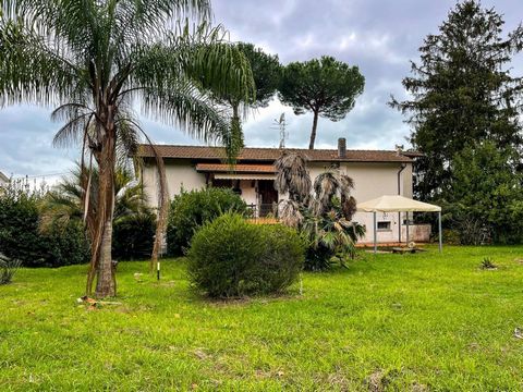 Just 10 minutes from the beaches of Versilia, this charming residence in Piano di Mommio is offered for sale, a jewel from the 70s that offers an incredible opportunity to create the home of your dreams. This spacious property of approximately 180 sq...