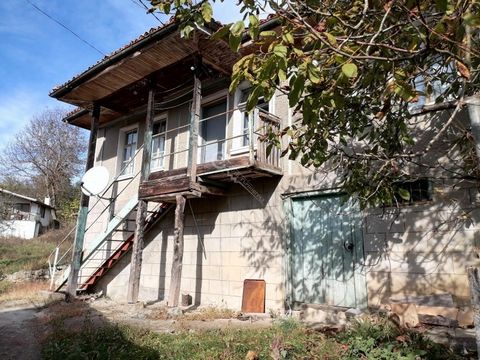 Imoti Tarnovgrad offers you a two-storey house in the town of Elena. The first floor consists of two large basement rooms. An external staircase leads to the second floor, where there is a corridor, a living room with a kitchenette, three bedrooms, a...