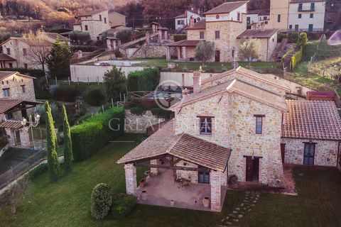 Casale del Rotello is a newly built stone farmhouse of approximately 230 sqm. It has land cultivated as a garden of approximately 1000 sqm with swimming pool surrounded by the Umbrian landscape of green hills and small medieval villages. The structur...