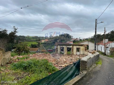   House for rehabilitation implanted on a plot of land with 812 m2 of total area, located in the residential area of Carrascal, Vinha da Rainha, Soure.   - Gross construction area: 112 m2; - Gross private area: 112 m2;   Plot of land with three road ...