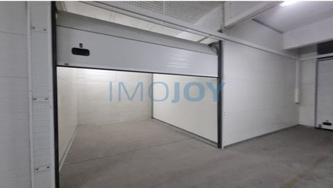 Warehouse with 120m2 in a strategic location in the Parish of Portela in Loures, Lisbon, 600m from the Portela Shopping Center, 3km from Humberto Delgado Airport, 4.7km from the Vasco da Gama Bridge, neighbouring the parishes of Sacavém, Encarnação, ...