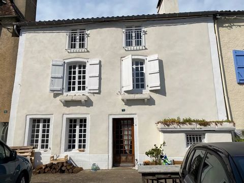 The beautifully renovated townhouse is ideally situated in the heart of the historic medieval town of Sauveterre de Béarn, with walking distance to shops, bars and restaurants. Located on one of the prettiest streets of the medieval town, the house a...