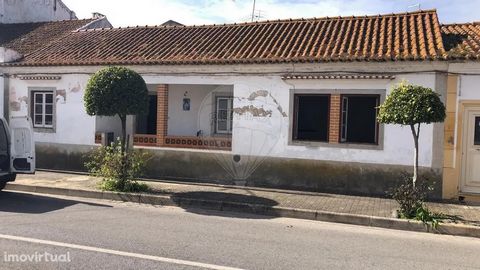 Fantastique villa dans le village d’Azinhaga, terre de José Saramago, à quelques minutes de Golegã.   Si vous êtes à la recherche d’une propriété à récupérer, c’est votre opportunité. À environ 5 minutes de Golegã, situé dans la rue principale d’azin...