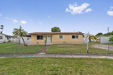 SPACIOUS SINGLE-FAMILY HOME PLUS GUEST/IN-LAW QUARTER AND AMPLE SIDE YARD FOR A BOAT/RV! NO HOA! This charming residence boasts 4 bedrooms, 2 bathrooms, a formal living area, and an UPDATED kitchen featuring sleek stainless-steel appliances. The expa...