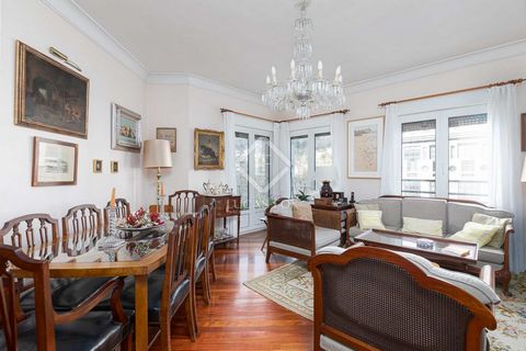 Lucas Fox presents this on Zumalakarregi Avenue, three minutes from Ondarreta beach, in the Antiguo neighbourhood of San Sebastián, an area with great personality. The apartment is located on the fourth floor and has an area of approximately 150 m². ...