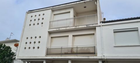 Dpt Charente Maritime (17), à vendre ROYAN Immeuble 2 appartements T3, 100 m de la plage
