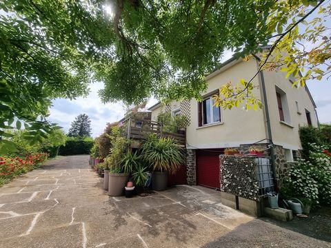FUNCTIONAL & ORIGINAL located in Sarthe 40mn LE MANS in SAINT CALAIS breathtaking view of the small city of character and its countryside. Pretty property combining Modernism by its extension wood and Tradition 50s with its original construction in s...