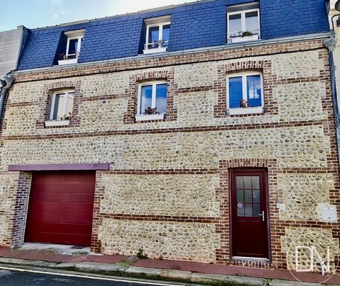 A few steps from the beach, townhouse with terrace and garage, located in a sought-after and quiet area, Fécamp, Côte d'Albâtre, Seine Maritime (76) for sale. Behind its brick and flint façade, hides a resolutely contemporary house on 3 levels. Locat...