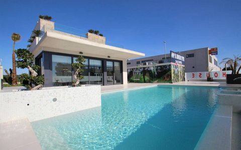 Villa en San Miguel de Salinas, Alicante Cuentan con 3 o 4 dormitorios y 3 baños, cocina, jardín y piscina. Parcela de 710m2. Situados en una de las zonas con las mejores vistas, las más bonitas, verdes y tranquilas de San Miguel de Salinas. A tan so...