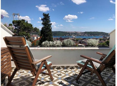 Lägenheten till salu ligger i Besiktas. Besiktas ligger i den turkiska provinsen på den europeiska sidan av Istanbul. Besiktas är fullt av kaféer, restauranger, många sjukhus, apotek, skolor, offentliga basarer, bankomater, stormarknader, affärer, ko...