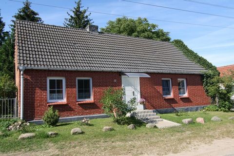 L'ancienne ferme rénovée est située dans le village sur un terrain clôturé avec terrasse couverte, salon de jardin et barbecue juste en face de la petite résidence Havelblick (DMS02089 et DMS021028). Le sauna commun peut y être utilisé moyennant un s...