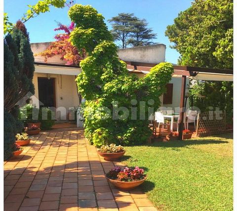 Charming villa in good condition, inside of a private complex, with spacious garden and 2 parking spots, located near the public beach, which is approx. 100 m from the property. This villa is approx. 125 sq m and it consists of spacious living room, ...