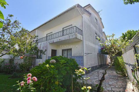 Venez voir cette excellente villa de 5 chambres, dans le centre de Mem Martins, composée de 3 étages et divisée comme suit : Rez-de-chaussée: - Grand salon ; - 1 salle à manger idéale pour les rassemblements en famille et entre amis ; - Immense cuisi...