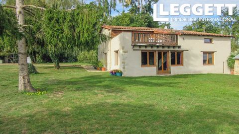 A25293RA86 - Cette propriété est tout simplement magnifique. Elle a été rénovée avec goût, créant une maison confortable et élégante. Elle est située dans un petit hameau, avec de belles vues sur la campagne vallonnée. Le village populaire de Mauprév...