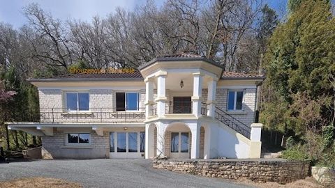 24290 Montignac: Moderne en atypische villa op 1134m² Prijs: 250000 euro HAI bemiddelingskosten betaald door de verkoper. In het hart van de Périgord Noir, in de Vézère-vallei, in Montignac-Lascaux, op 20 minuten van Sarlat, op 15 minuten van Terrass...