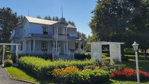 Magnifiquement restaurée en 1991 par ses propriétaires actuels, cette demeure est un véritable joyau architectural du style Second Empire. Elle se compose d'une douzaine de pièces, dont quatre chambres, une salle de bain, une salle d'eau, une cuisine...