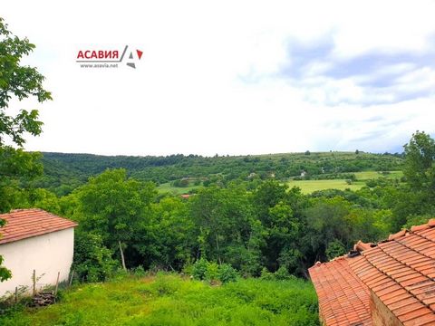 ANGEBOT 19641 Agentur 'ASAVIA' Zum Verkauf steht ein altes Haus im Dorf Sokolovo mit einer bebauten Gesamtfläche von 120 qm. auf zwei Etagen. Der erste Stock hat hohe Decken, früher gab es dort ein Restaurant. Es gibt auch 4 weitere Wirtschaftsgebäud...