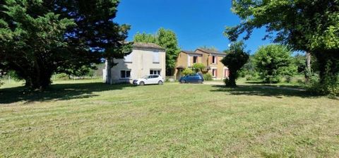 Propriété 2 maisons avec terrain plus 1 ha en partie constructible dans BERGERAC