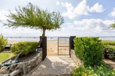 John Taylor Cap Ferret is delighted to present this superb front-line villa near the Andernos-les-Bains jetty. This exceptional 240 m² home offers 6 sumptuous bedrooms, and a vast cathedral living room with fireplace. The property boasts a perfectly ...