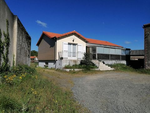 Saint Paul du bois (49310). Maison de plain pied d'environ 130 m² habitables avec sous-sol total de 120 m² dans une commune dynamique avec tous les commerces de proximité. Cette maison vous offre une cuisine, un salon/séjour lumineux, un WC, une sall...