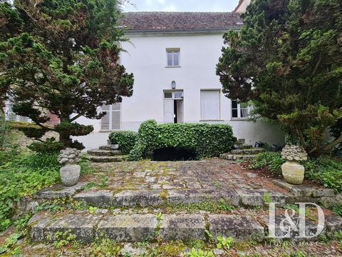 Das elegante Gebäude aus dem 17. Jahrhundert mit 395 m² Wohnfläche, die sich auf zwei Ebenen verteilen, verkörpert den Charme des Alten. Es besteht aus 11 Zimmern, darunter 5 Schlafzimmer, und zeichnet sich durch eine authentische Architektur und ein...