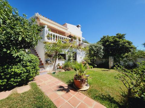 Freistehende Villa in San Juan de Capistrano in Nerja, mit großem Garten, 3 Schlafzimmern und Gemeinschaftspool, nur 5 Autominuten vom Stadtzentrum und dem Strand entfernt. Das Haus befindet sich in einer der begehrtesten und beliebtesten Urbanisatio...