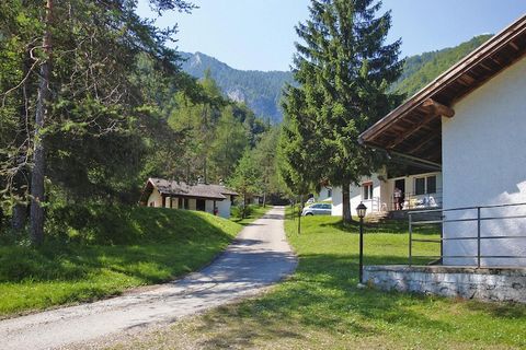 Complejo vacacional en una ubicación idílica en la ladera de una colina en las afueras de Bezzecca, junto al lago de Ledro. El Villaggio, que consta de 14 casas y un edificio de apartamentos con diez unidades residenciales, está situado en un amplio ...