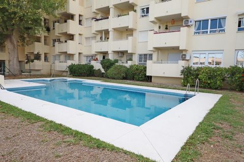 Questo luminoso e spazioso appartamento con una camera da letto viene presentato per la prima volta, situato in un'urbanizzazione privata con piscina comunale, giardini e parcheggio privato numerato, a soli 400 metri dalla spiaggia di La Carihuela, T...