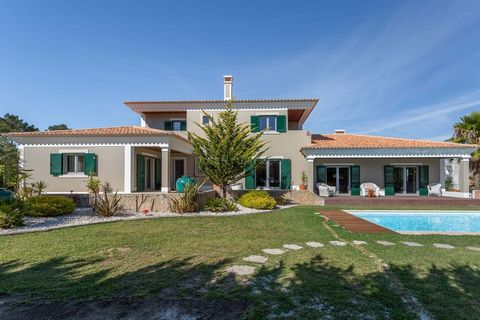 La qualité de vie est ce que vous trouverez dans cette maison individuelle à Sesimbra. Cette belle villa est inondée de soleil tout au long de la journée grâce à l'exposition au soleil Est/Sud/Ouest, qui entre par ses grandes fenêtres. Située dans un...