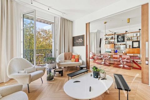 Exclusivité. Proche de la Seine et des Invalides, rue Fabert, au deuxième étage avec ascenseur d'un bel immeuble en pierre de taille avec gardien, cet élégant appartement de 177,22 m² a été rénové avec goût et bénéficie d'une belle lumière. Offrant d...