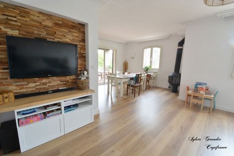 Dans un quartier calme et résidentiel de Saint Mitre, venez découvrir cette jolie villa de 135 m², entièrement rénovée il y a quelques mois, dans un esprit résolument contemporain. Passé la terrasse de 20m²,nous accédons au hall d'entrée qui dessert ...