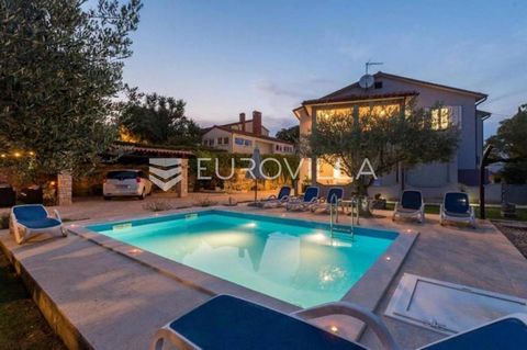 Istria, Rovinjsko selo, rental of a first-floor apartment in a family house with two bedrooms and a terrace NKP 60m2 until April 15th. Rovinjsko selo is just 6 kilometers away from the city of Rovinj, the most sought-after tourist destination in Croa...