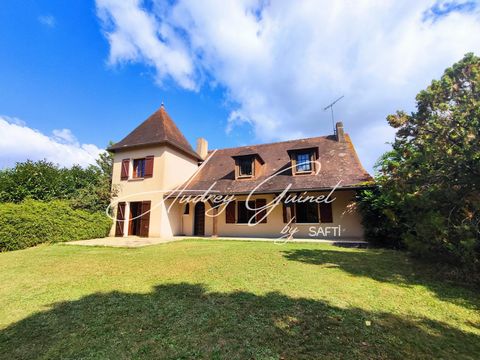 A Dissay, située dans un environnement paisible, cette maison de caractère offre de belles opportunités pour qui souhaite réaliser un projet de rénovation. Nichée sur un terrain arboré de 4800m², elle dispose également d'un garage non attenant et d'u...