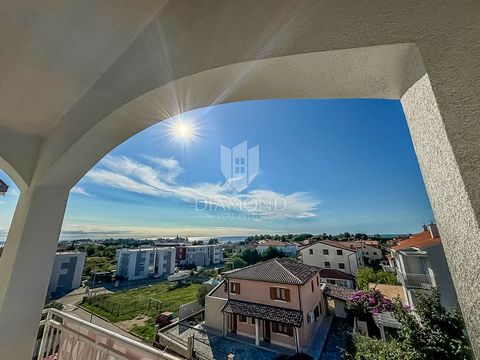 Location: Istarska županija, Novigrad, Novigrad. Istrien, Novigrad! Gelegenheit! Apartment mit zwei Schlafzimmern und Meerblick! Im zweiten Stock eines Wohnhauses empfängt Sie dieses geräumige Apartment mit zwei Schlafzimmern und Blick auf die Stadt ...