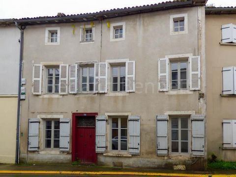 Great central location in the market town of Chef Boutonne, walking distance to a range of shops, boulangeries, schools, park, lake and outdoor pool open during the summer months. This super property offers 163m2 of living space with potential to cre...