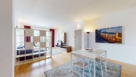 Komfortable und helle Wohnung. Auf der vierten Etage dieses Gebäudes bietet dieses Apartment einen großen Wohnbereich mit offener Küche, Ess- und Ruhebereich, alle mit Tageslicht durchflutet, der sich auf den Balkon mit Blick auf die Mailänder Skylin...