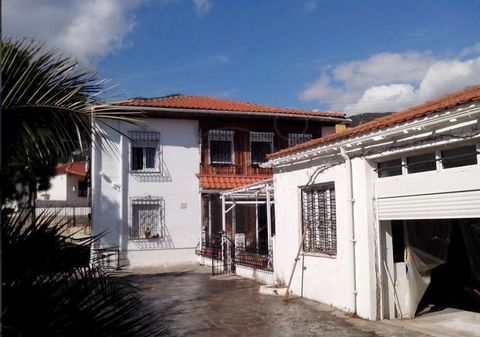 Municipio de Chrysoupoli, Zarkadia. Se vende una vivienda unifamiliar de 160 metros cuadrados, planta baja – 1a, luminosa, esquinera, 2 dormitorios, baño, wc, construida en '98 en una parcela de 818 metros cuadrados, calefacción central, parking cerr...