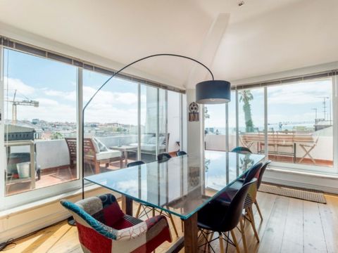 3 bedroom apartment with unique views of Lisbon and the River Tagus. Located on the 3rd and last floor of a building with typical Portuguese tiles on the façade, this apartment offers a combination of traditional charm and modern comfort. Spacious an...